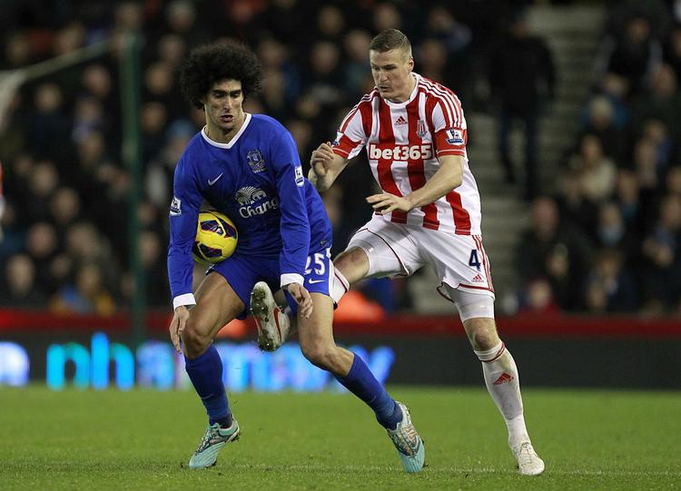 Skallenikker. Marouane Fellaini (t.v.) var ude med riven i kampen mod Stoke, men måtte også selv tage i mod knubs. 