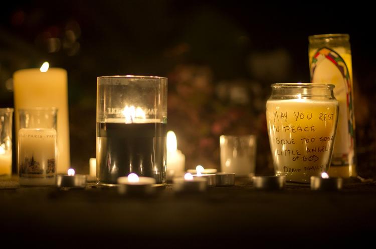Sorg. Mens byen Newtown sørger over de dræbte i Sandy Hook-massakren, forsøger lovgiverne at finde ud af, hvordan de kan forhindre en lignende tragedie. 
