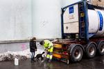 Tapperi. Ved havnen i Kalundborg hjælper Ib Olsen Kate Møller med at tappe vand. Hunden Ludwig er med. 