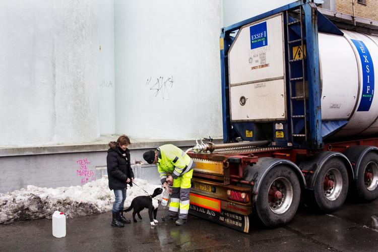 Tapperi. Ved havnen i Kalundborg hjælper Ib Olsen Kate Møller med at tappe vand. Hunden Ludwig er med. 