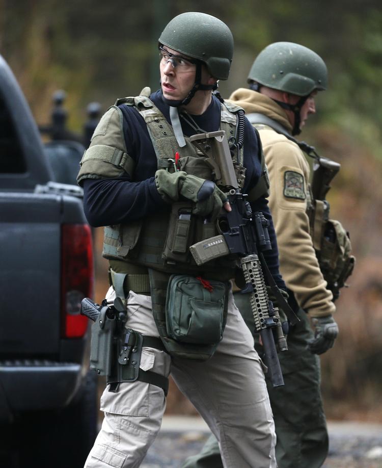 Politiaktion. Politiet leder efter en mistænkelig person i området omkring en  togstation når en grundskole i Ridgefield. 