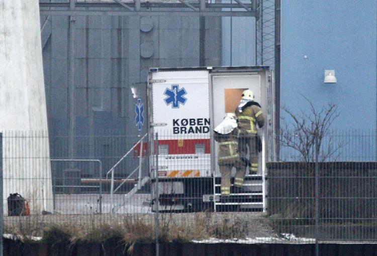BRAND. Københavns Brandvæsen har tre sprøjter ude ved værket hele natten. 