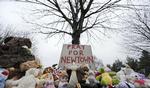 BØN. Folk i den massakreramte by Newtown har lagt bamser ved et træ nær skolen, hvor den fatale hændelse fandt sted. Nu sætter politiet blandt andet deres lid til to sårede hovedvidner. 