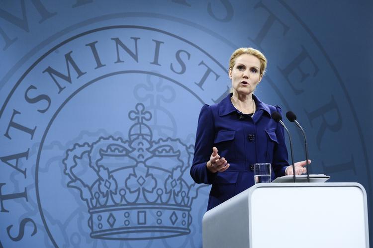 usikkerhed. Helle Thorning-Schmidts embedsmænd har endnu ikke knækket koden i forhold til, hvordan hun skal briefes. Hun taler i paroler, ikke i sætninger 