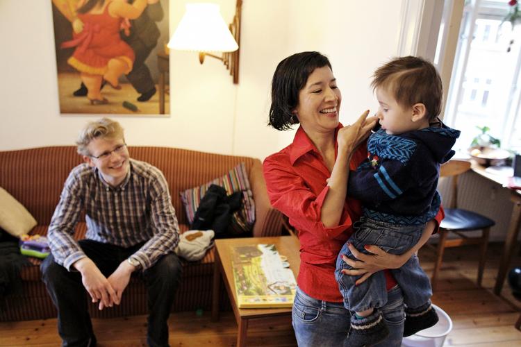 Udvisning. Flavia Oregon er peruvianer og skal udvises, på trods af hun er dansk gift med Jens Henneberg Andersen, som hun har drengen Camilo på halvandet år sammen med. 