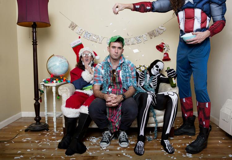 julekomsammen.  Sufjan Stevens klipper julen i småstykker og sender nye urolige bølger gennem  traditionalisternes julefred. Med den allerstørste dedikation til projektet. Den mand har et meget rummeligt  julehjerte. 