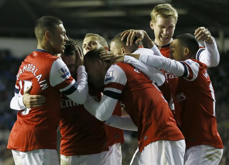 tæsk. Santi Cazorla (nummer to fra venstre) havde en god dag for Arsenal mod Reading med blandt andet sit første hovedstødsmål for klubben. 