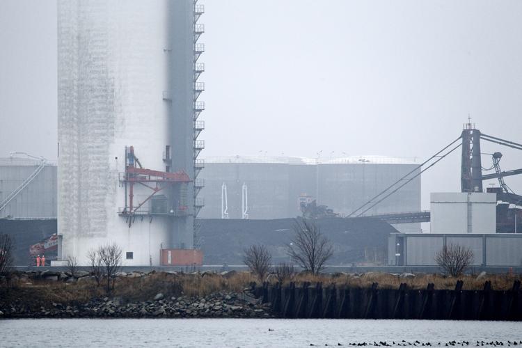 Brandvæsenet kommer til at bruge hele dagen ved Amager-værket, som i går brød i brand. 