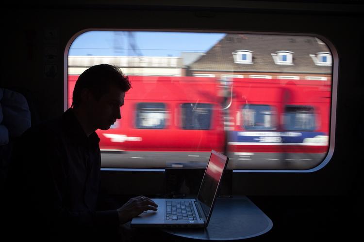 Forsinket. Internetproblemerne i togene skulle have være løst i år, men det trækker ud. 