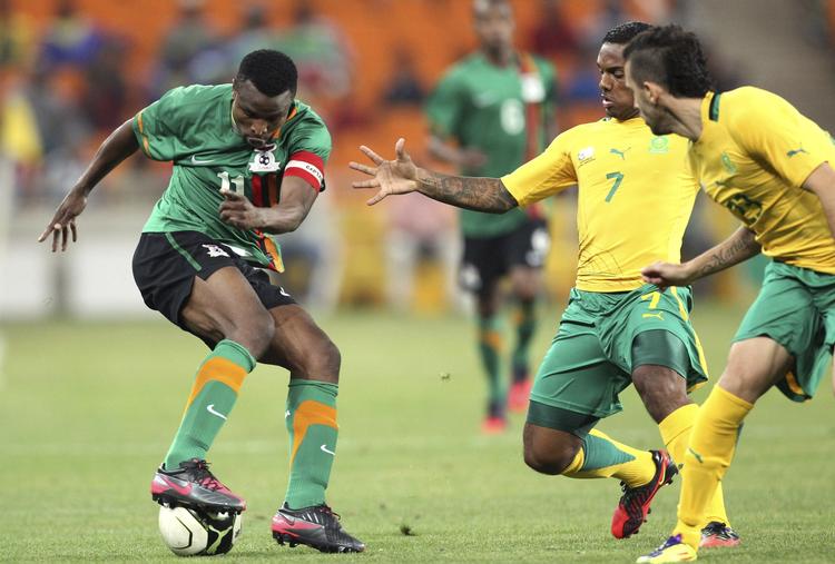 hædret. Chris Katongo (tv) som anfører for Zambia i en kamp mod Sydafrika i november, hvor Zambia vandt pokalen i 'Nelson Mandela Challenge'. 