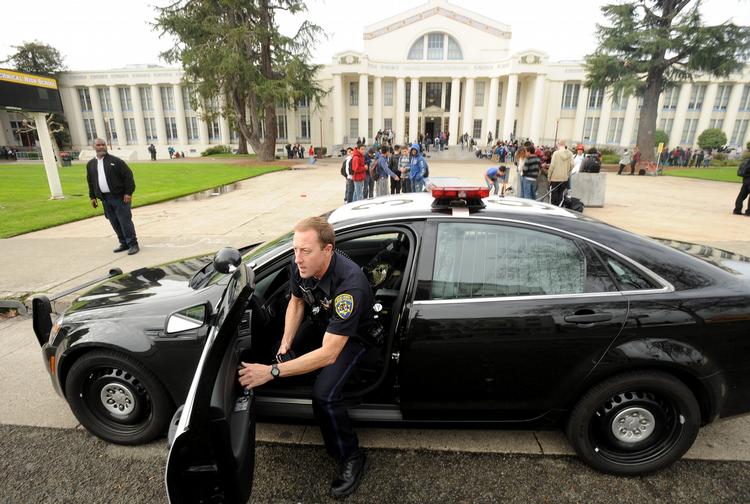 SIKKERHED. Betjent er tilkaldt til skole i Oakland i Californien. Denne gang er det til et slagsmål, men det seneste skoleskyderi har fået politiet  til at anholde flere for trusler om nye skoleangreb. 