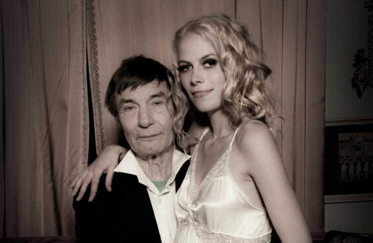 Umage par. Baard Owe ses her med Elvira Friis. 