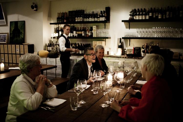 Kokkehuer. Mange restauratører vil ikke servere for blinde. Restauranten her har ikke noget med artiklens indhold at gøre. 
