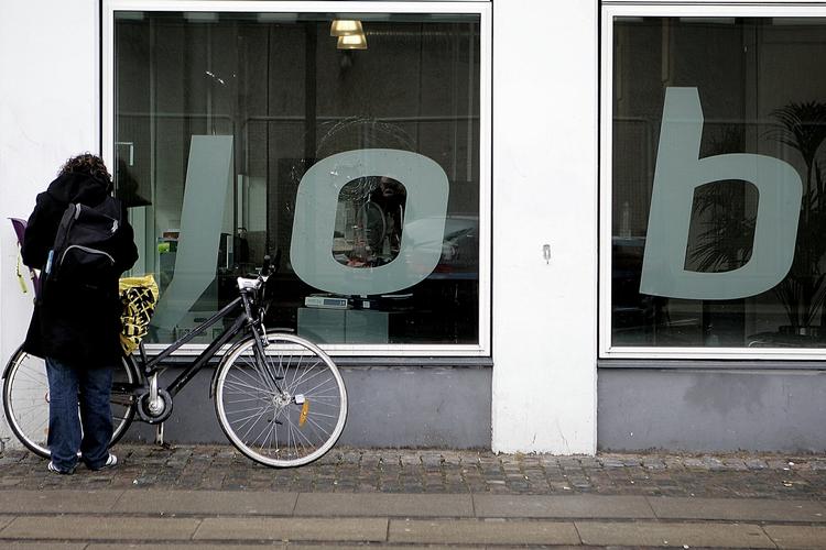 Fald. Beskæftigelsen er faldet med 3.800 personer fra andet til tredje kvartal i 2012. 