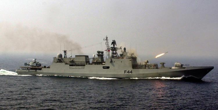 Krigsskib. Russiske krigsskibe er blevet sendt afsted i retning mod Syrien for at hente russiske statsborgere ud af landet. (Arkiv). 