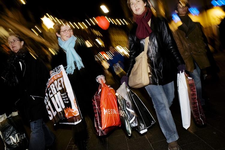 muzak. Musik, der spilles i baggrunden i butikker, kan få dig til at bruge flere penge hurtigere, mener to marketingforskere. 