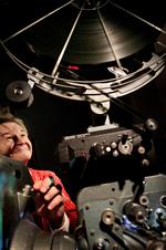 Nostalgi i Operatørrummet. Som indehaver af en af de sidste biografer med en analog fremviser bliver Erik Hamre jævnligt kontaktet af gamle operatører, der gerne vil arbejde i en gammeldags biograf. 