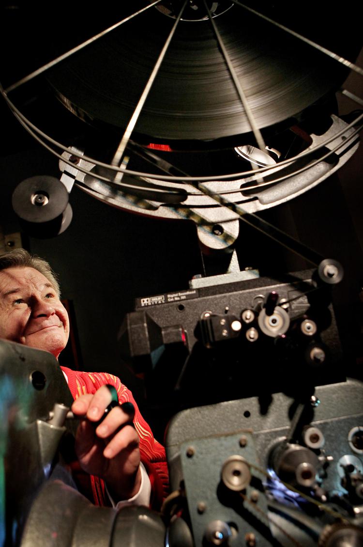 Nostalgi i Operatørrummet. Som indehaver af en af de sidste biografer med en analog fremviser bliver Erik Hamre jævnligt kontaktet af gamle operatører, der gerne vil arbejde i en gammeldags biograf. 