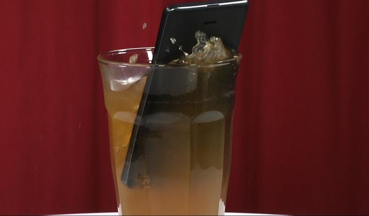 partytrick. Vis vennerne din nye smartphone i et glas øl. Det er et imponerende party-trick, og indtil videre ser det ud til, at Sonys påstand holder, ja, vand. 