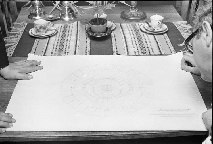 Atomkrigen var på vej - det stod fast. Men menneskerne skulle altså først bygge rumskibsmotoren fra tegningerne. Efter pressemødet kvitterede Ekstra Bladet med artiklen: »Orthon-bevægelsen går over gevind«. 