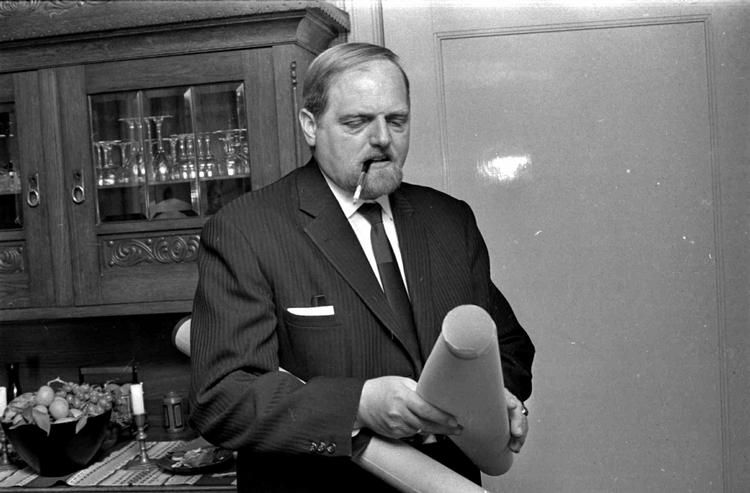 Det blev en ualmindelig travl juleaften. Først holdt Weiking pressemøde i Borup, hvor han fremviste tegningerne. 