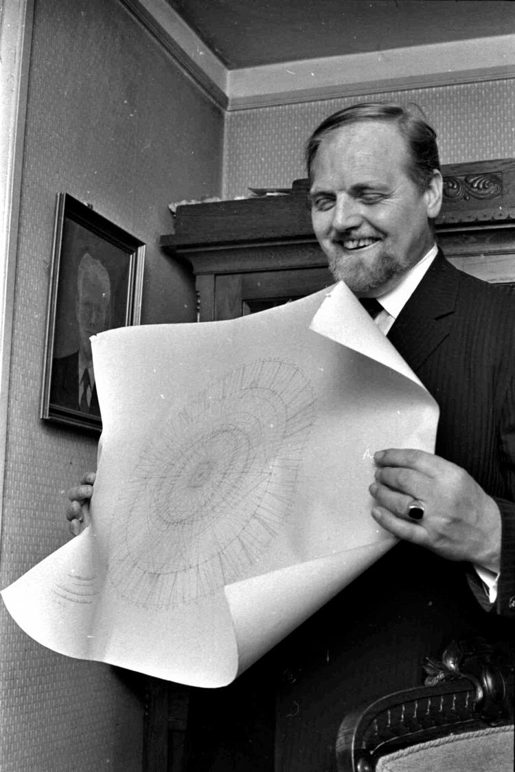 Dernæst gentog han seancen i egen hjem i København. Han forklarede pressen, at det var tegningen til motoren til et rumskib 