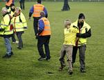 Ballade. Ved kvartfinalen i den danske pokalturnering invaderer Brøndby-fans banen, og det koster nu kampe med tomme tribuner. 