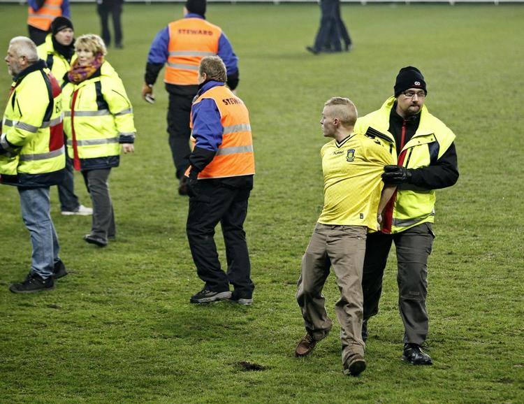 Ballade. Ved kvartfinalen i den danske pokalturnering invaderer Brøndby-fans banen, og det koster nu kampe med tomme tribuner. 