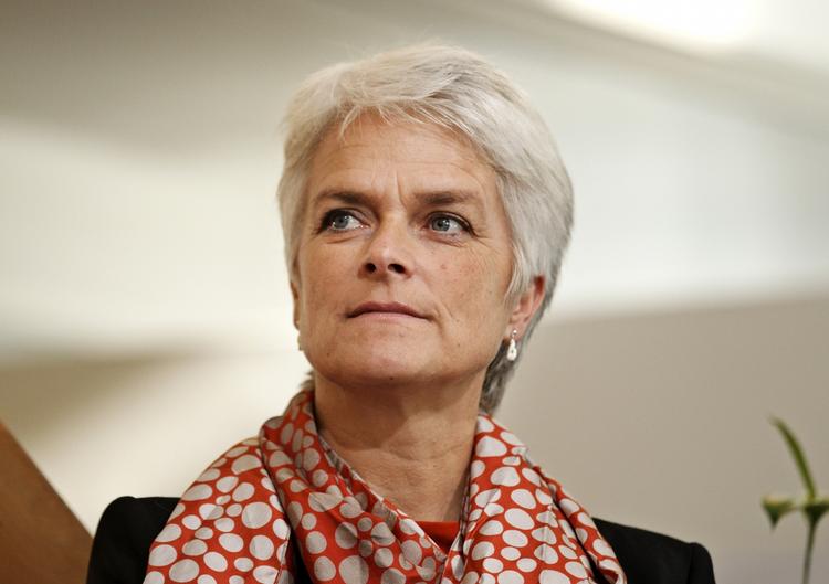 mandat. Annette Vilhelmsens mandat er så stærkt, at det groft sagt er 'her way or the highway' 