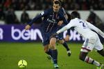 Stempling. Paris Saint Germain-stjernen Zlatan Ibrahimovic siger, at han kiggede på bolden og derfor ved en fejl ramte en Lyon-spiller i ansigtet med sin støvle. 