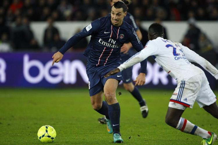 Stempling. Paris Saint Germain-stjernen Zlatan Ibrahimovic siger, at han kiggede på bolden og derfor ved en fejl ramte en Lyon-spiller i ansigtet med sin støvle. 