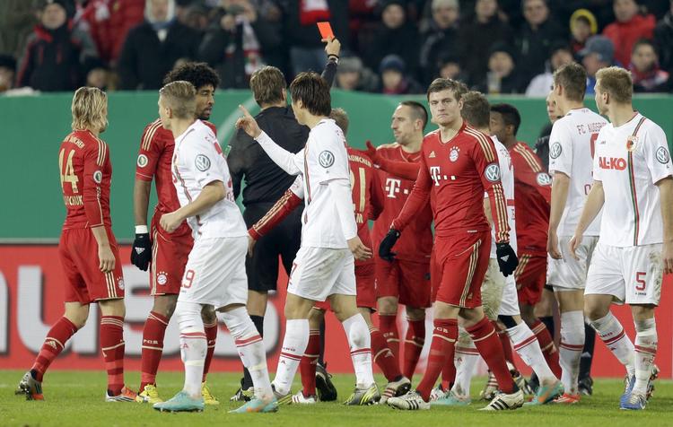 dumt. Bayern Münchens Franck Ribery (bagerst midt) får stukket et rødt kort ud, efter den franske stjerne brugte næverne mod en Augsburg-spiller. 