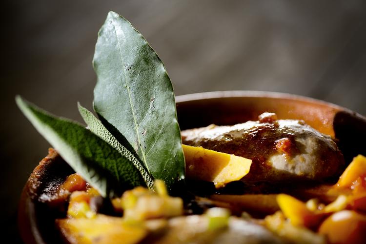 Roser. Man kan blive mæt i velsmagende italiensk mad og samtidig komme ud af det »med kreditregnskabet i orden«, skrev Politikens anmelder om restauranten, der netop har fået et guldmærke i økologi. 