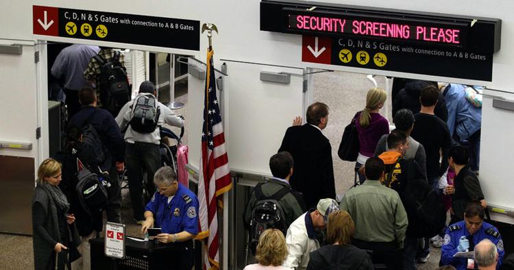 Kontrol. Fremover skal børn og ældre ikke fjerne skoene i sikkerhedskontrollen i de amerikanske lufthavne. 