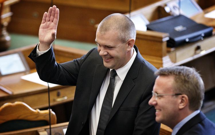 Tilfredshed. Bjarne Corydon (til venstre) så velfornøjet ud under førstebehandlingen af finansloven. I dag kunne han smile igen 