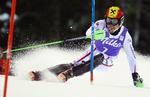 dødsfald. Østrigs Marcel Hirscher på vej gennem portene under tirsdagens World Cup-løb i Madonna di Campiglio. 