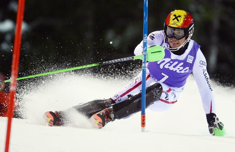 dødsfald. Østrigs Marcel Hirscher på vej gennem portene under tirsdagens World Cup-løb i Madonna di Campiglio. 