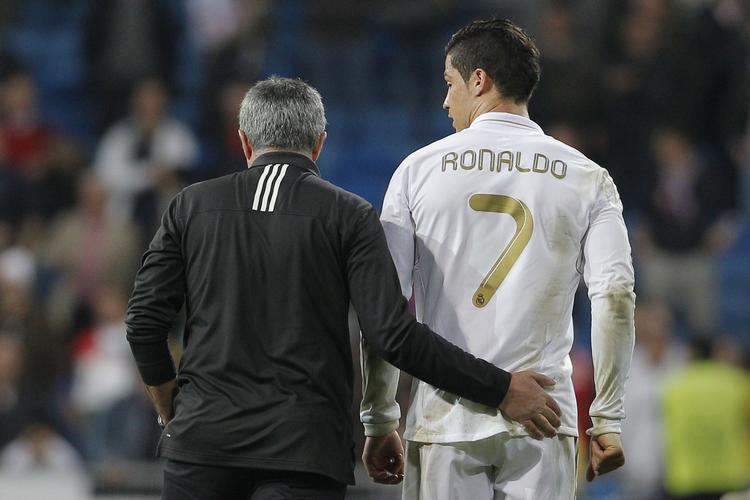 transfer-mål. Det portugisiske makkerpar Jose Mourinho (tv) og Cristiano Ronaldo fra Real Madrid har ikke altid været ubetinget tilfredse med livet i den spanske storklub. Nu bliver de forsøgt lokket til Paris af PSG. 