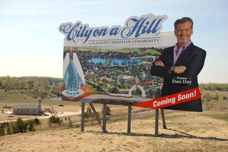 Vækkelsen. Pierce Brosnan spiller prædikanten Dan Day, som ved et uheld kommer til at skyde en ateist. 