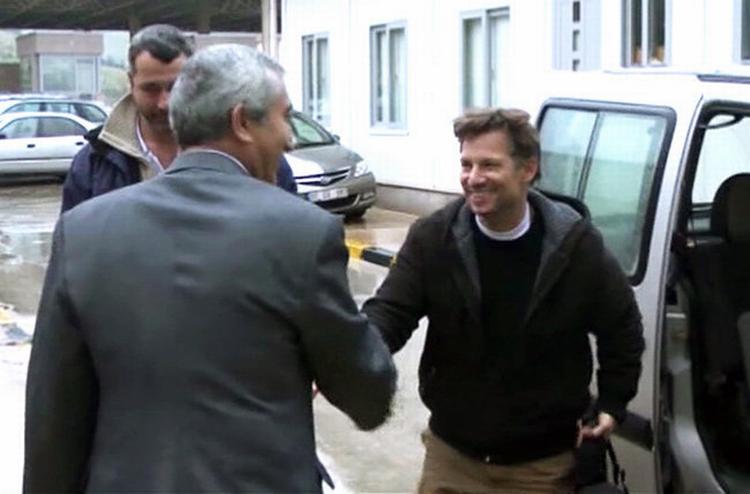 BEFRIET. Richard Engel, USAs måske mest kendte udenrigskorrespondent, vender tilbage til friheden i Tyrkiet efter en dramatisk kidnapning i Syrien . 
