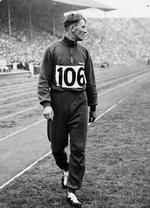Idrætsmand. Niels Holst-Sørensen slog Danmarksrekorden i 400-meter løb i 1941 på Østerbro stadion. 