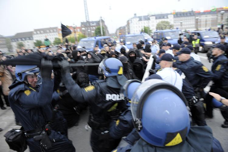 Optøjer. 18 år efter voldsomme sammenstød mellem politi og demonstranter mod Edinburgh-traktaten, tørner politi og demonstranter igen sammen. 