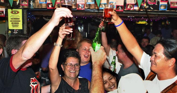 Skål. Nytårsfesten på Phukets Patong Beach ser nu ud til at blive endnu større og sjovere. 
