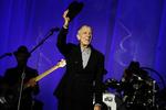 Tak. Leonard Cohen takkede flere gange publikum, fordi de ikke gik hjem, men blev stående i regnvejret under den timelange koncert. 