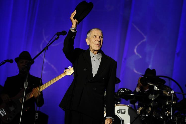 Tak. Leonard Cohen takkede flere gange publikum, fordi de ikke gik hjem, men blev stående i regnvejret under den timelange koncert. 