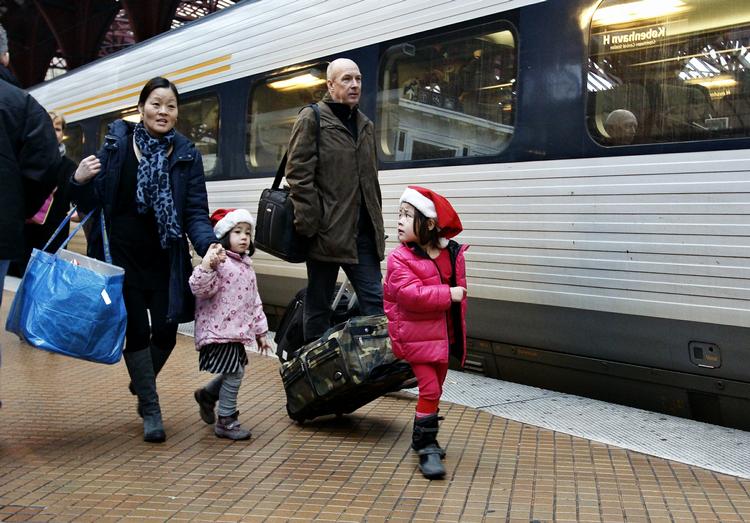 UDREJSE. Juletrafikken er i år spredt over flere dage. Alligevel er der allerede nu at være udsolgte afgange hos DSB. 