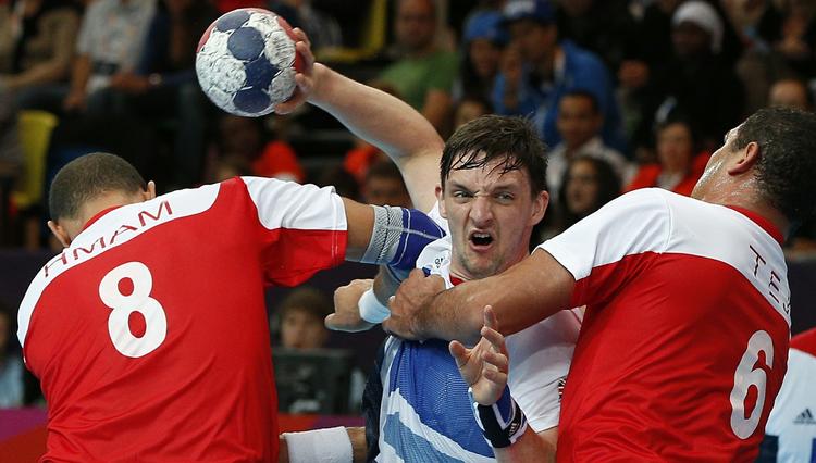 Kanonføde. Chris McDermott (i midten) og de britiske mænd tabte under OL bl.a. 34-17 til Tunesien. 