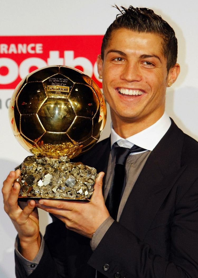 Vinder. Ud over prisen i 2008 er Ronaldo tre gange blevet nummer to i Ballon d'or-sammenhæng. 