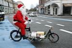 CYKEL. Julemanden kører i kampagnen på en 'stjålen' Long John cykel. Her på Gl. Kongevej. 