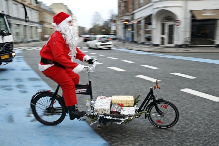 CYKEL. Julemanden kører i kampagnen på en 'stjålen' Long John cykel. Her på Gl. Kongevej. 
